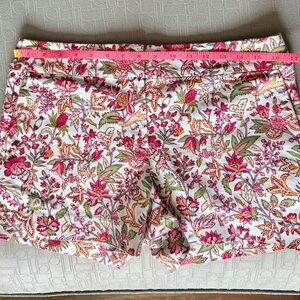 Loft size 6 the riviera shorts in a floral pattern